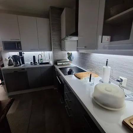 Apartman Modern & Cozy 2-bedroom Near Center