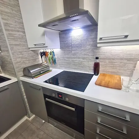 Modern & Cozy 2-bedroom Near Center Apartman *