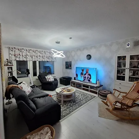 Modern & Cozy 2-bedroom Near Center