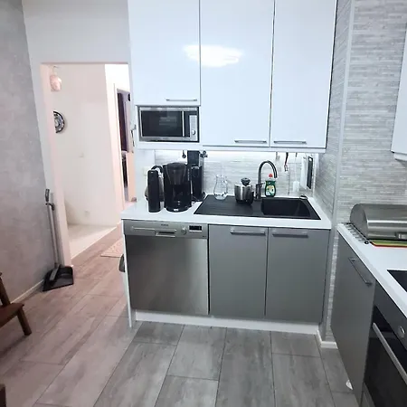 Modern & Cozy 2-bedroom Near Center Apartman